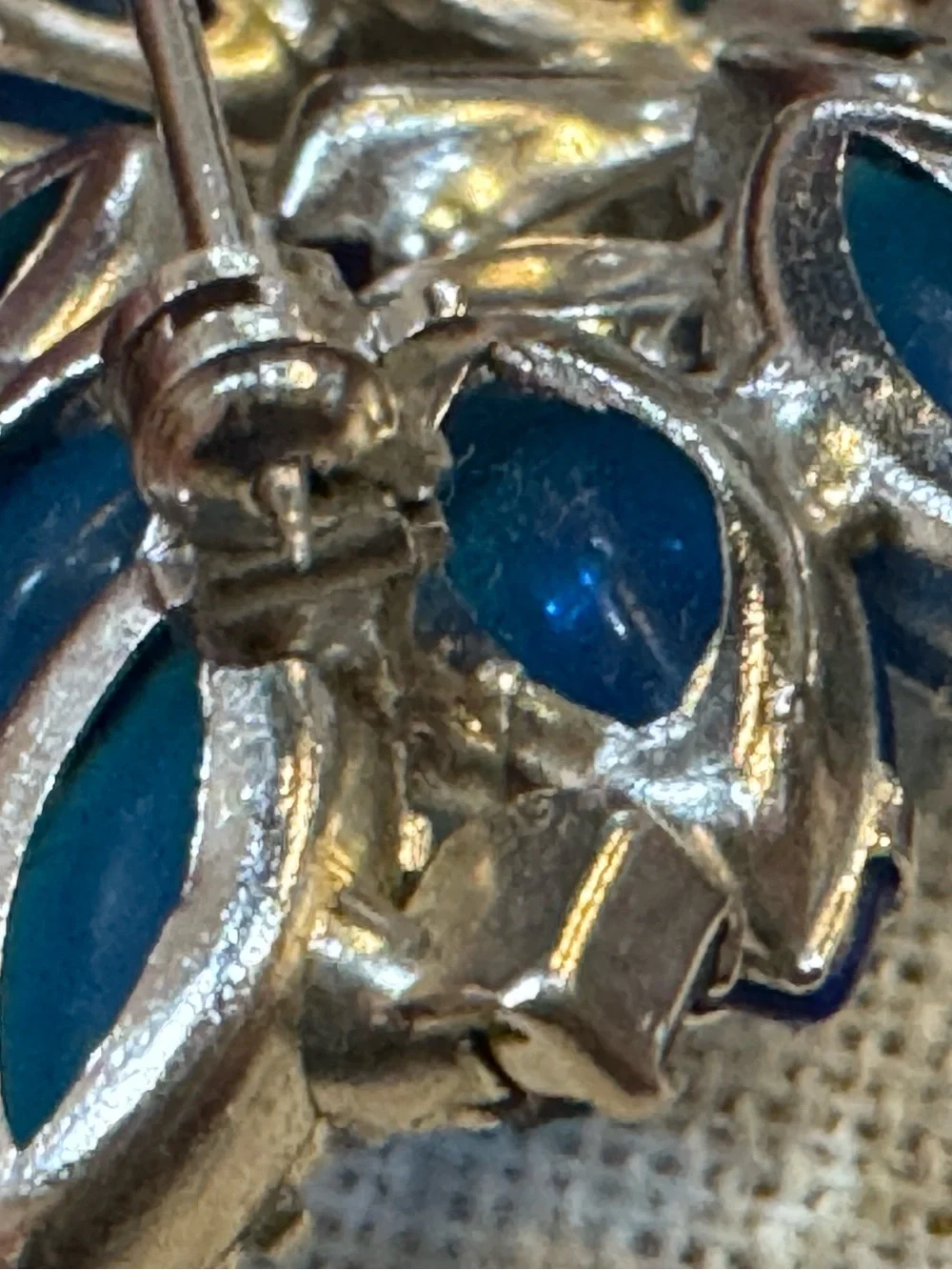Vintage Juliana D&E Prong Set Cobalt Blue/Blue AB Rhinestone Flower Brooch Pin
